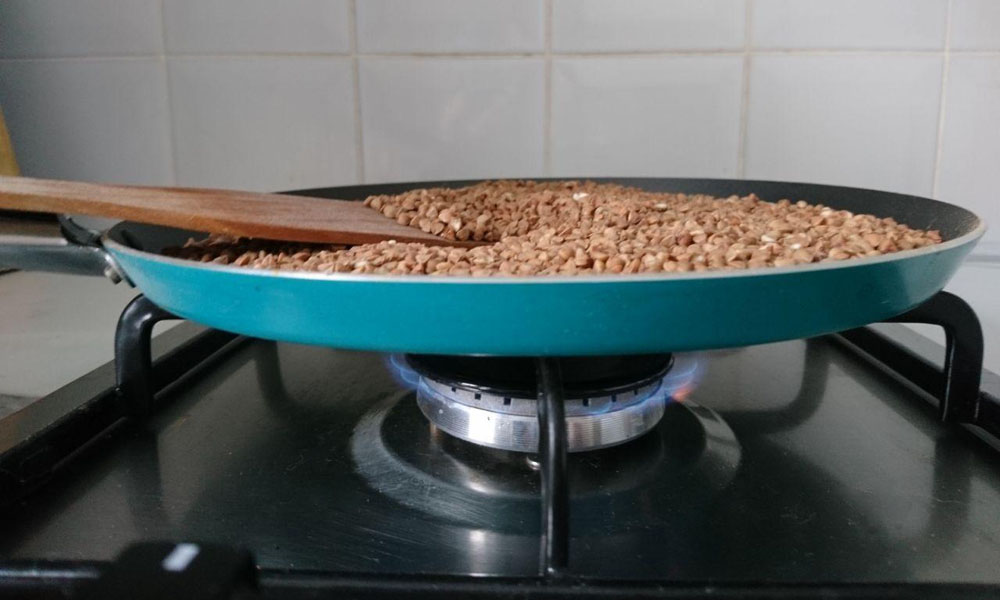 heat the pan and heat the buckwheat
