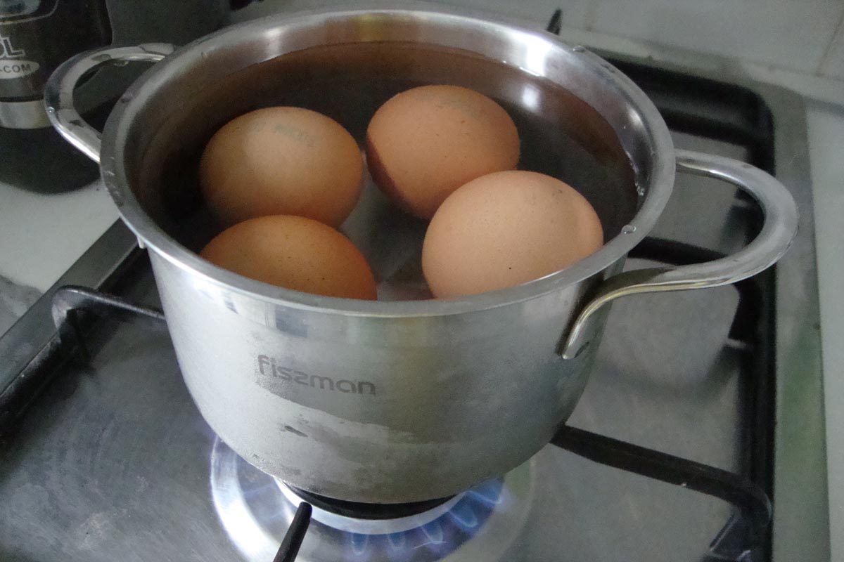 put a pot of eggs on fire