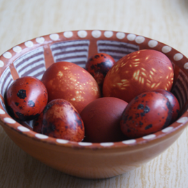 Easter eggs in onion skins