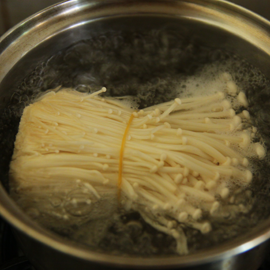 photo of boiling enoki