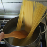 how to cook spaghetti - push spaghetti with a spatula