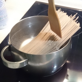 completely immerse the soba in water