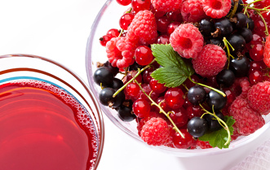 how to make fresh raspberry and currant compote