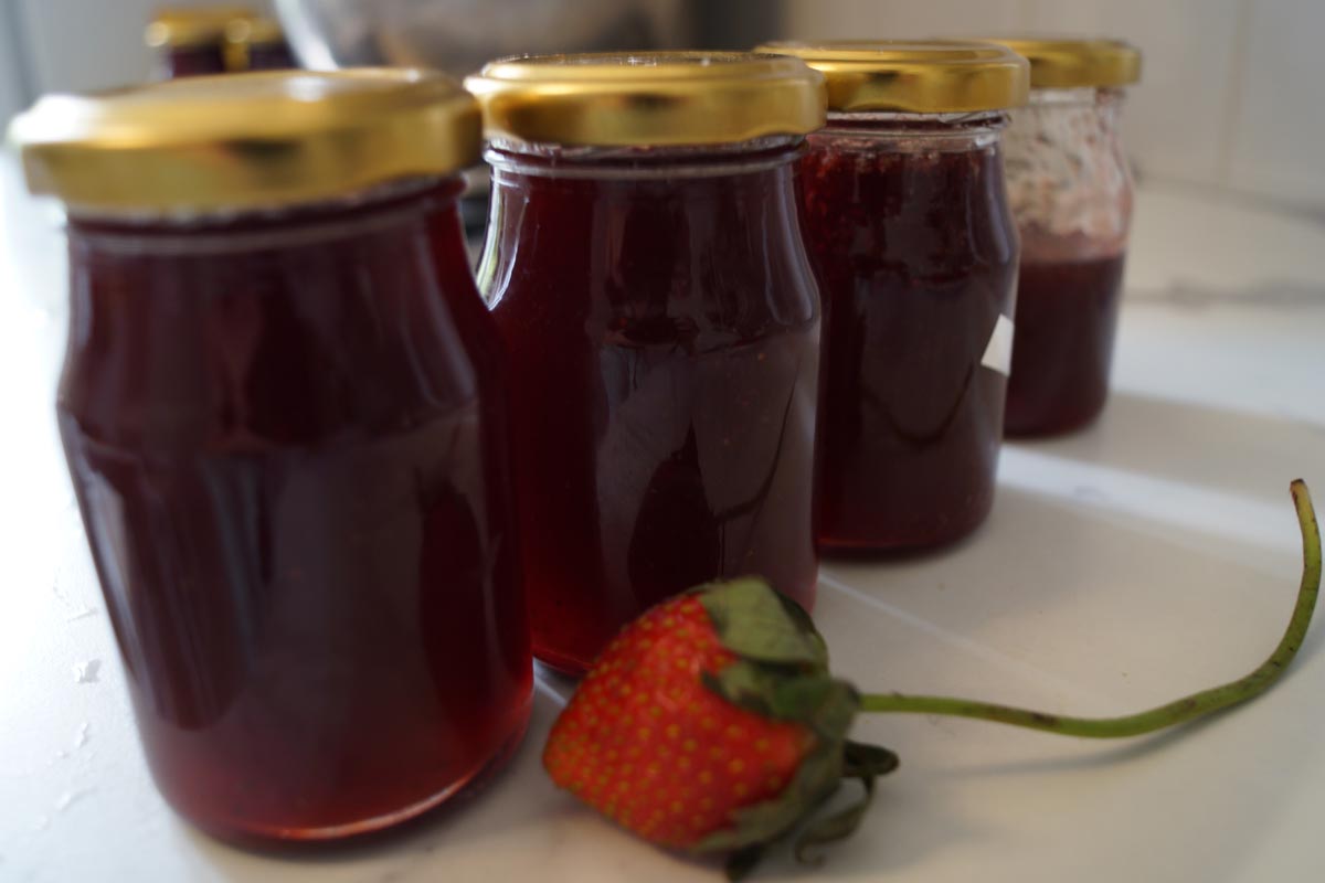 pour jam into jars